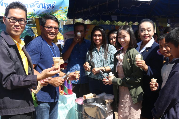 สหกรณ์การเกษตรรัตนบุรี จำกัด ต้อนรับผู้ว่าราชการจังหวัดสุรินทร์ งานจังหวัดยิ้มที่ ต.น้ำเขียว อ.รัตนบุรี จ.สุรินทร์