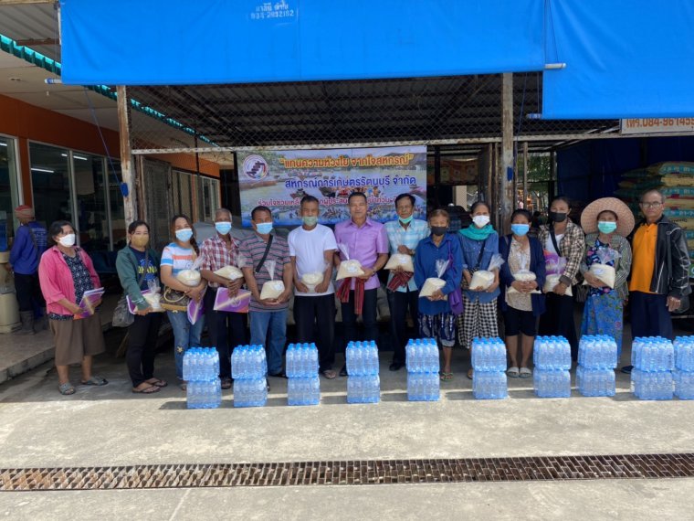 มอบถุงยังชีพช่วยเหลือสมาชิกที่ประสบอุทกภัย